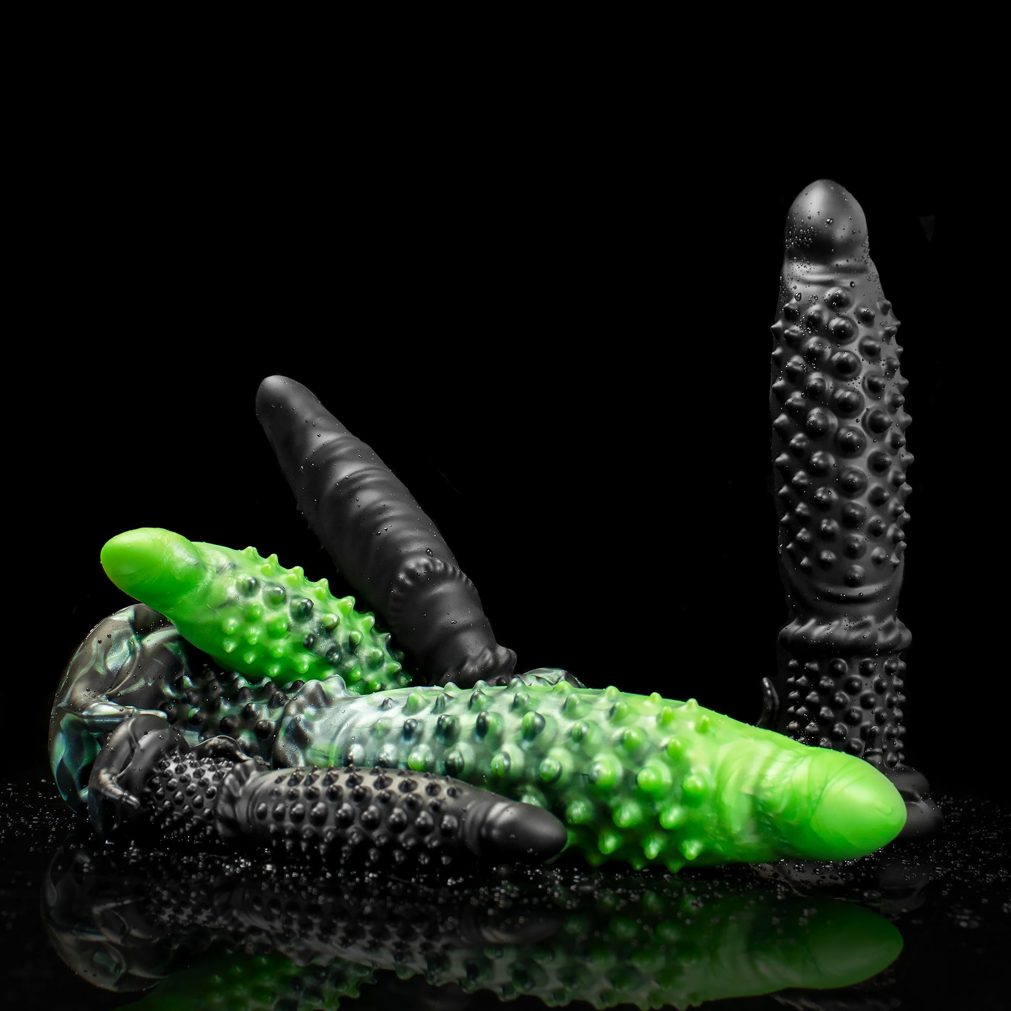 Black "Abyss" spiked dildo from Oieffur, made of platinum silicone, featuring a textured, fantasy-inspired design for intimate stimulation. 메인 이미지